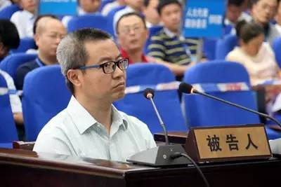 被告人赵涌涛双鬓斑白。