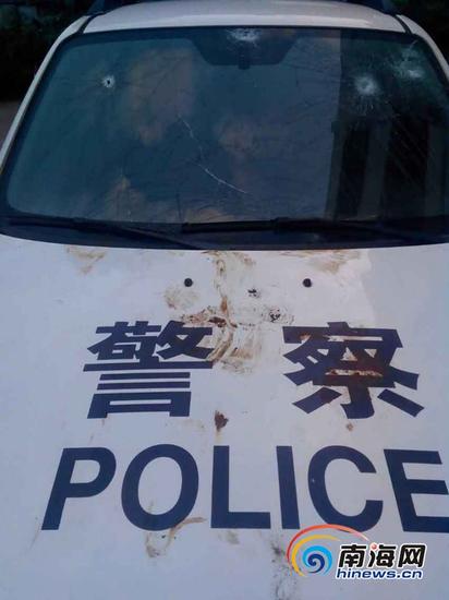 图为犯罪嫌疑人破坏的警车