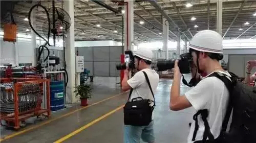 中国新闻摄影学会的摄影师们正在拍摄