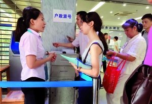 昨日中午,海珠区办证大厅里人声鼎沸,大量市民来咨询拿号办理入户。
信息时报记者 郭柯堂 摄