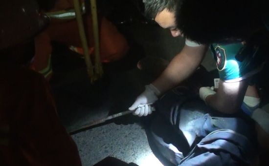 消防官兵進行鋼筋切割