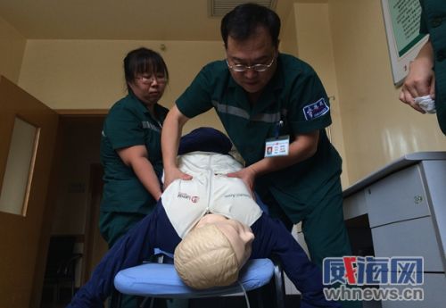 4不停地按压溺水者胸部帮助恢复自主呼吸 记者 薛航 摄