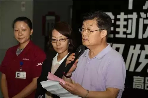 新华社高级记者、中国新闻摄影学会副秘书长于杰(右一)