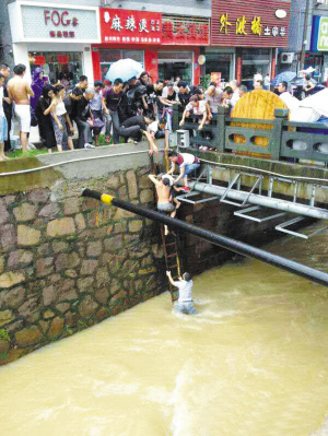 7月11日下午,暴风雨正肆虐,宁海下桥村一名7岁男孩拿着泡沫箱在河中嬉水玩耍,被水流卷入水中。幸好,热心邻居沿河追了一公里后,跳入水中将男孩救起,现已脱离生命危险。市民吕先生供图