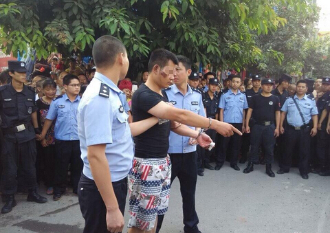 杀害广安女童嫌犯指认现场 上千民众高呼打死这个杂碎