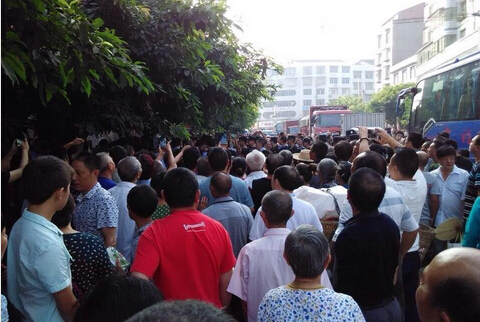 杀害广安女童嫌犯指认现场 上千民众高呼打死这个杂碎