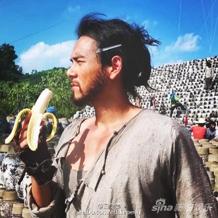 彭于晏应景地晒出吃香蕉照片