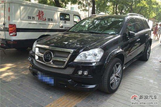 “熊孩子”花样坑爹 划伤三百万豪车取乐