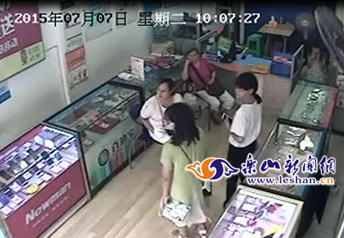乐山一店遭窃损失过万 店主“人肉搜索”两女贼