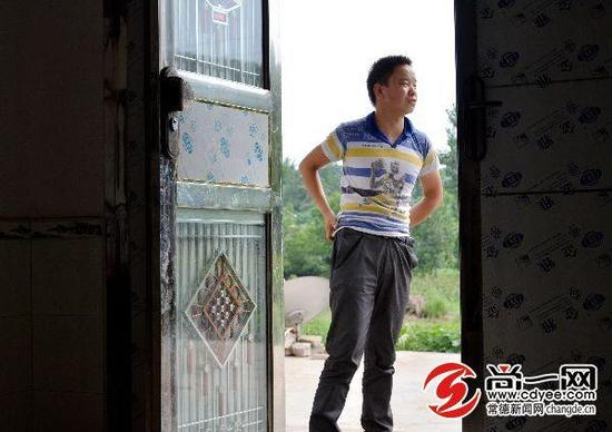 面对陌生人,孙炎始终保持着距离。 尚一网记者 胡稳 摄