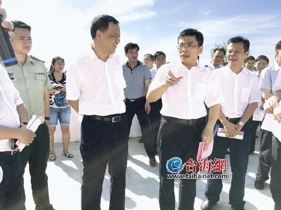 郑云峰(中)、黄文辉(左一)在实地调研