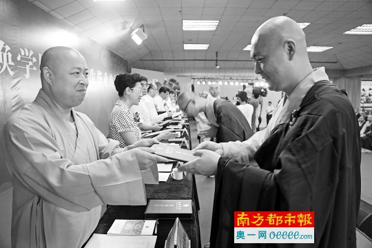 深圳弘法寺首届本科生毕业 学生身披袈裟领毕