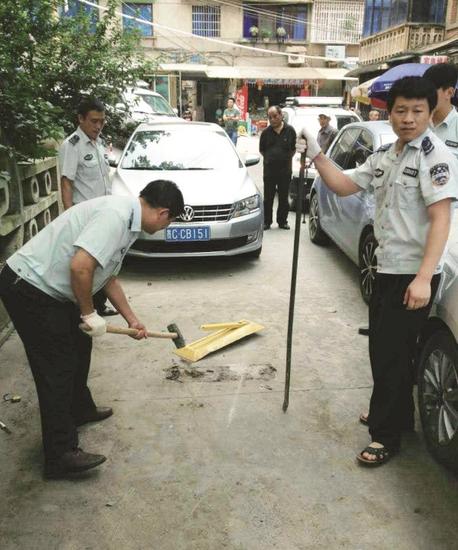 遵义强制拆除 居民圈地车位地锁