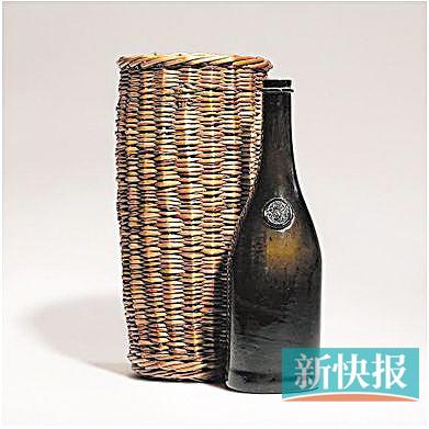 铁卢战役后在拿破仑马车上发现的葡萄酒,酒的生产日期约为1810年,未启封。这瓶酒日前被估价一至两万英磅。(据中国新闻网)