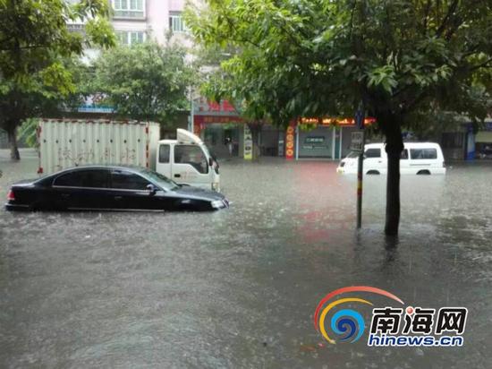 琼海突降暴雨，嘉积城区部分道路被淹(网友供图)