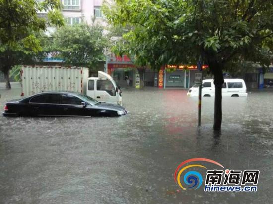 琼海突降暴雨,嘉积城区部分道路被淹(网友供图)