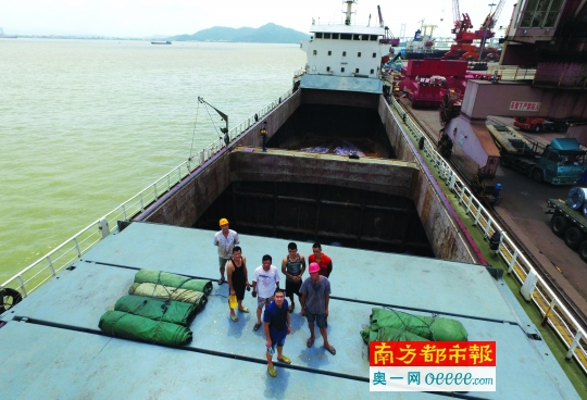 广东省海事局披露的一组数据显示,目前船员呈现老龄化,40-50岁的船员居多。有些老船员也早有上岸打算,想和家人“脚踏实地”地生活。