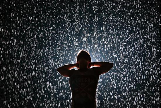 观众在感受《雨屋》