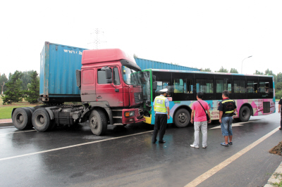 集装箱货车为躲横穿马路男子撞上公交车