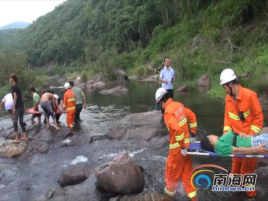 白沙消防、交警和干部群众开展救援。