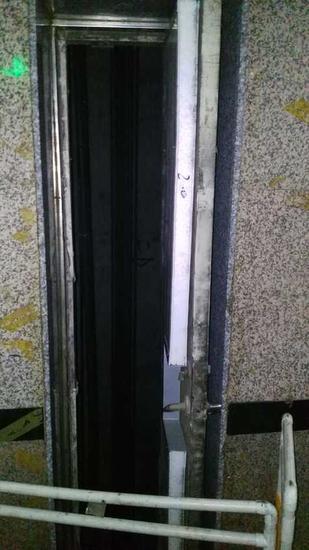 广州一KTV里小门直通电梯井 五旬父亲掉下坠