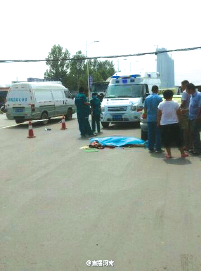 三輪車司機被車身破碎的擋風玻璃割破頸部，失血過多死亡