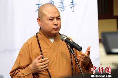 大兴善寺方丈宽旭法师接受记者采访
