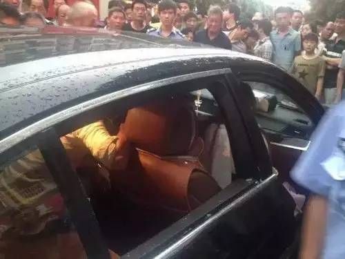最后消防队员等不住了,动手砸车玻璃,瞬间救出宝宝