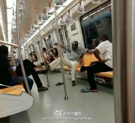 两个非洲黑人坐地铁,众目睽睽之下翘起脚搭在扶手上喧哗