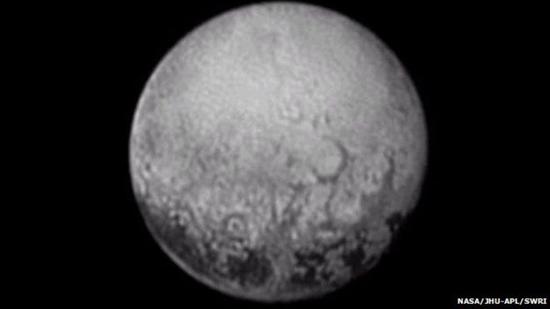 新视野号探测器最新发回的冥王星图像，可以看到4个“点状”结构，它们的大小相似，并且间隔也相近