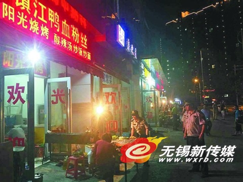 锡澄二村内的5家无证饭馆产生的油烟问题,让居民叫苦不迭。