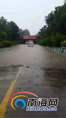 琼海突降暴雨，嘉积城区部分道路被淹(网友供图)