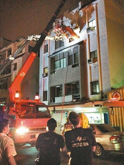 体重200公斤的女子生病就医,消防人员出动云梯车和吊臂车,将她从4楼住家吊至地面。