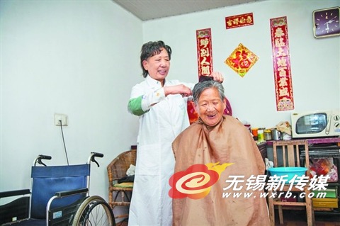 昨天,台风“灿鸿”的外围影响刚刚减弱一点,郭琳仙阿姨就来到90岁的王琴芬阿婆家中为老人家理发。