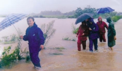 ▲洪庆芝冒雨赶往村民家