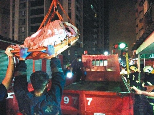 货车载女子至医院。
