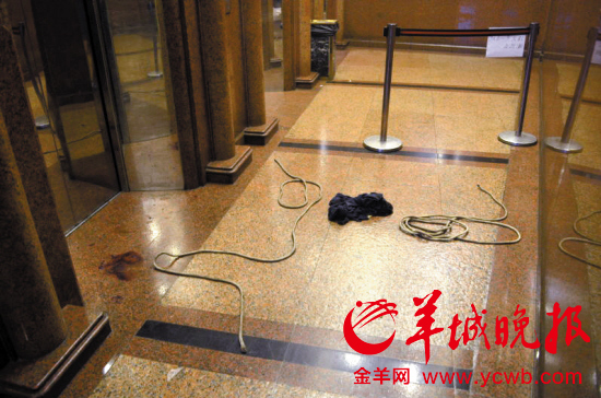 事发电梯井外,还遗留着绳索和死者的衣服