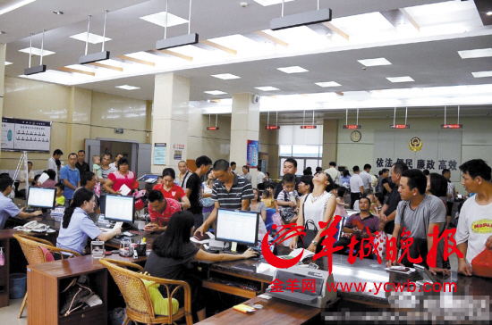河源市公安局源城分局局长赖昌彬6月25日在微博上表示,出生入户办理大厅人满为患(网图)