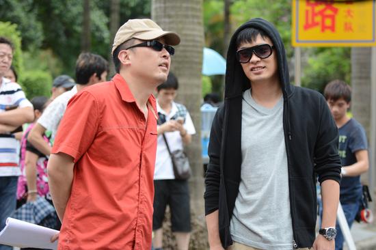 导演侯亮和陈赫工作照