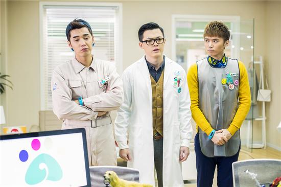 《<em>神犬小七</em>》人犬拥抱相识_手机新浪网