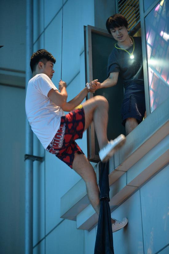 陈赫吊威亚工作照