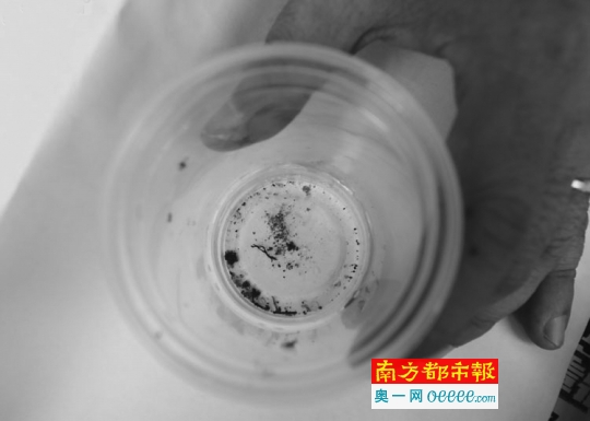 检查发现水底黑色颗粒。