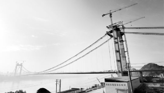 合龙后的至喜长江大桥仍在建设中。东方IC图