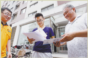 考生和家长第一时间拿到了大学录取通知书。
