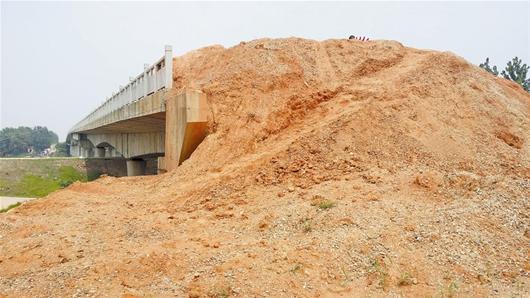 图为：嘉鱼与赤壁之间的陆口大桥赤壁端迟迟未通路