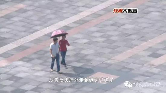 (撑太阳伞的妇女在拉客)