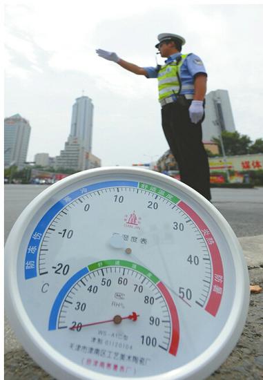 交警在炎炎烈日下执勤 记者谢永亮 摄