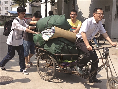 医学院陈轶群副书记蹬三轮帮学生“搬家”