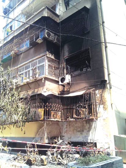 西彩小区失火，多辆电动车被烧毁。