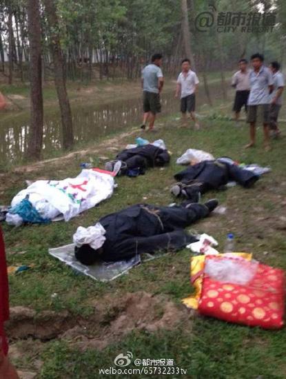 13號下午3點多，封丘縣應舉鎮南黃莊村四名十幾歲的孩子到當地的天然渠游泳時，不幸溺水。當地村民自發組織進行打撈，經過兩個小時的努力，四個孩子的尸體被打撈上岸。他們中最大的14歲，最小的只有11歲，其中兩個還是親兄弟。